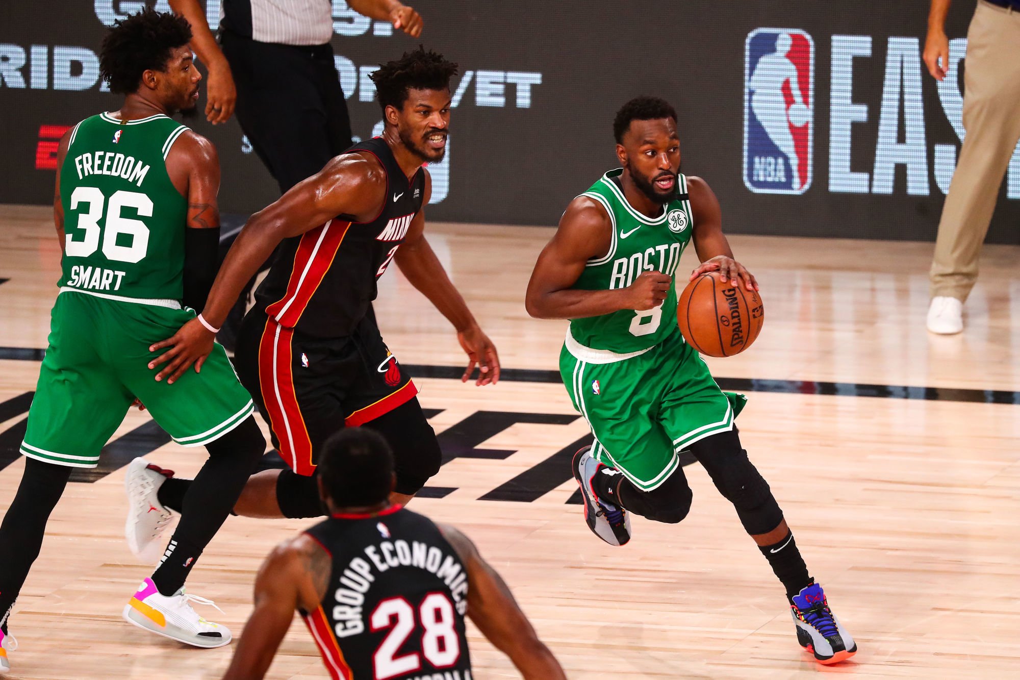 Sep 23, 2020; Lake Buena Vista, Florida, USA; Boston Celtics guard Kemba Walker (8) dribbles the ball against Miami Heat forward Jimmy Butler (top) and guard Andre Iguodala (28) during the second half of game four of the Eastern Conference Finals of the 2020 NBA Playoffs at AdventHealth Arena. Mandatory Credit: Kim Klement-USA TODAY Sports/Sipa USA 


Photo by Icon Sport - AdventHealth Arena - Orlando (Etats Unis)