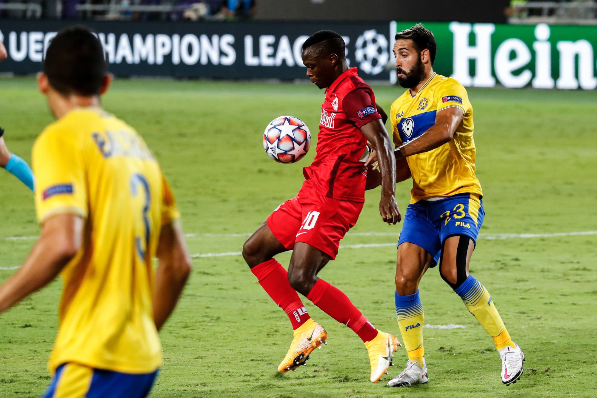 TEL AVIV,ISRAEL,22.SEP.20 - SOCCER - UEFA Champions League, play off, Maccabi Tel Aviv vs Red Bull Salzburg. Image shows Patson Daka (RBS) and Eyal Golasa (Tel Aviv). Photo: GEPA pictures/ Jasmin Walter 
By Icon Sport