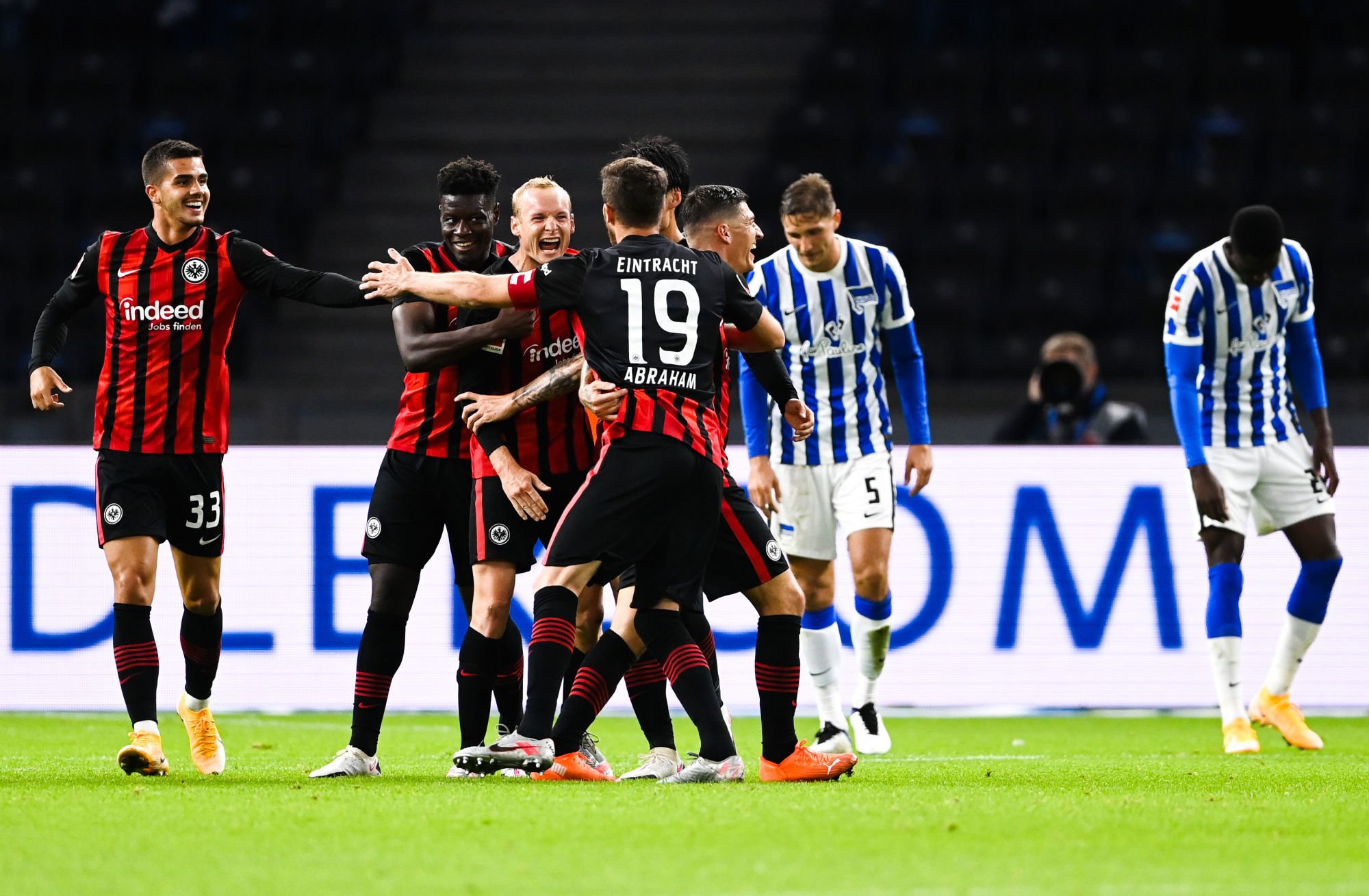 25 September 2020, Berlin: Football: Bundesliga, Hertha BSC - Eintracht Frankfurt, 2nd matchday in the Olympic Stadium. Frankfurt's players cheer the 3:0 by Sebastian Rode (M). On the right, Herthas Niklas Stark and Jordan Torunarigha (r) with their heads lowered. Photo: Soeren Stache/dpa-Zentralbild/dpa - IMPORTANT NOTE: In accordance with the regulations of the DFL Deutsche Fußball Liga and the DFB Deutscher Fußball-Bund, it is prohibited to exploit or have exploited in the stadium and/or from the game taken photographs in the form of sequence images and/or video-like photo series. | usage worldwide 
Photo by Icon Sport - Olympiastadion - Berlin (Allemagne)