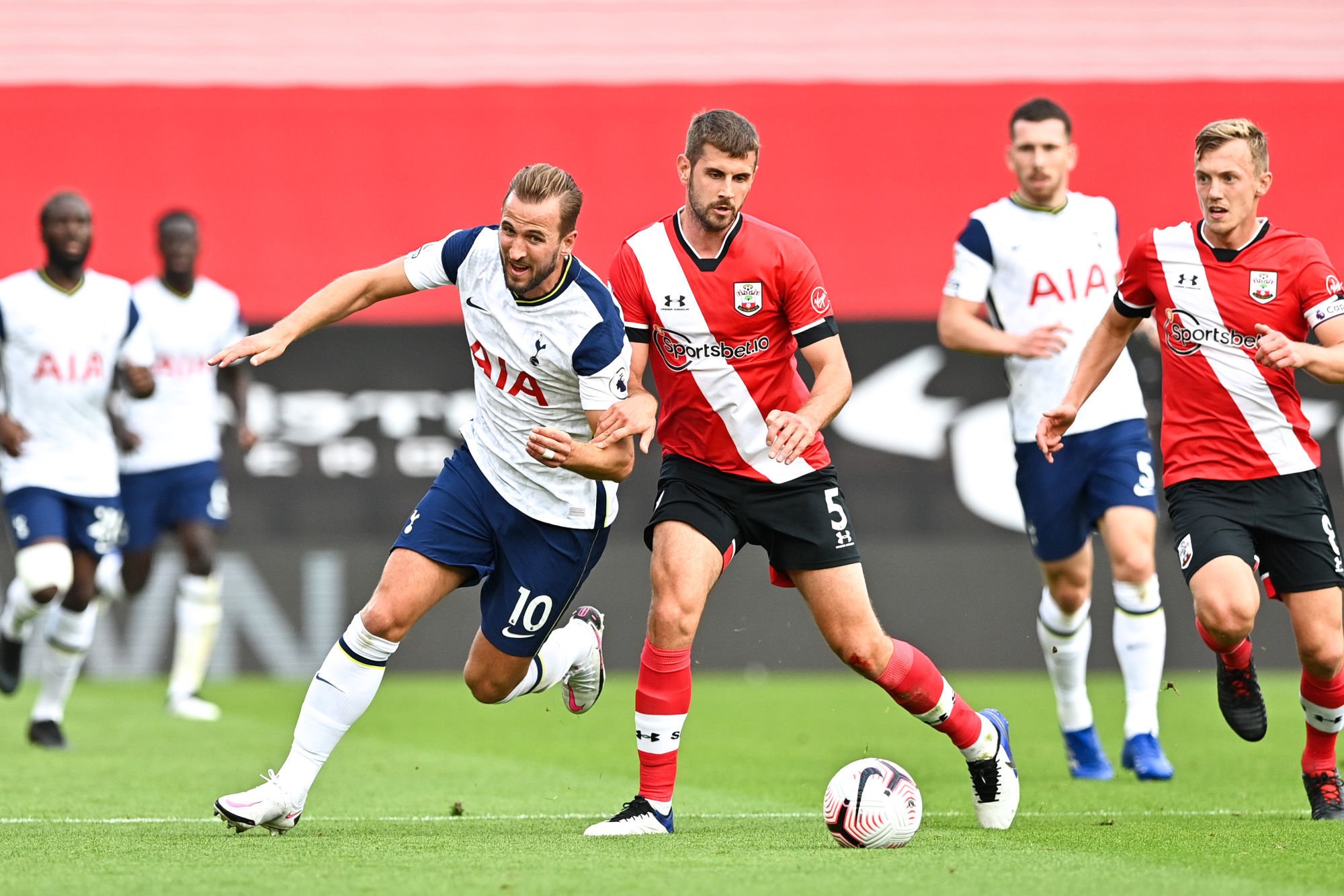 Tottenham Hotspur's Harry Kane (left) and Southampton's Jack Stephens battle for the ball during the Premier League match at St Mary's Stadium, Southampton. 
Photo by Icon Sport - St. Mary's Stadium - Southampton (Angleterre)