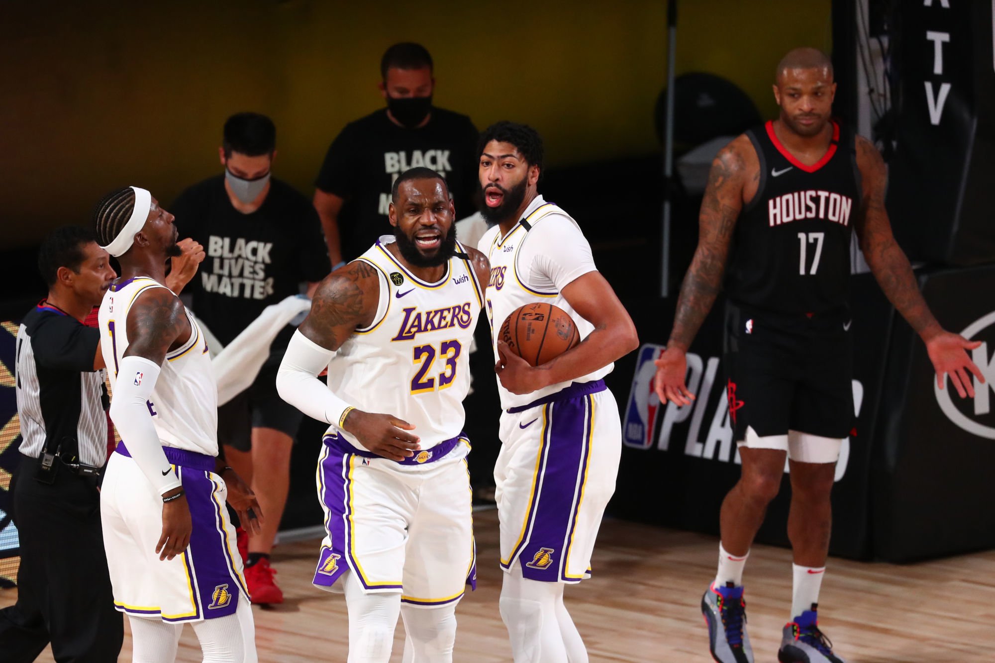 Sep 12, 2020; Lake Buena Vista, Florida, USA; Los Angeles Lakers forward LeBron James (23) celebrates with teammates in game five of the second round against the Houston Rockets in the 2020 NBA Playoffs at ESPN Wide World of Sports Complex. Mandatory Credit: Kim Klement-USA TODAY Sports/Sipa USA 
By Icon Sport - LeBron JAMES - ESPN Wide World Of Sports Complex - Lake Buena Vista (Etats Unis)