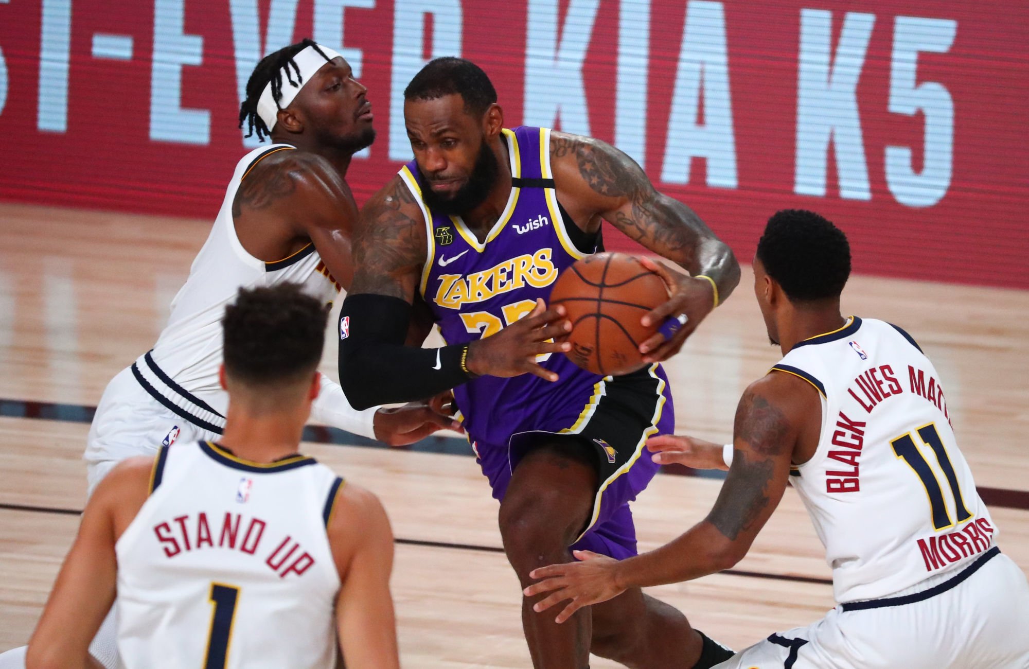 Sep 26, 2020; Lake Buena Vista, Florida, USA; Los Angeles Lakers forward LeBron James (23) drives to the basket against Denver Nuggets guard Monte Morris (11) and forward Jerami Grant (9) during the first half in game five of the Western Conference Finals of the 2020 NBA Playoffs at AdventHealth Arena. Mandatory Credit: Kim Klement-USA TODAY Sports/Sipa USA 
By Icon Sport - AdventHealth Arena - Orlando (Etats Unis)