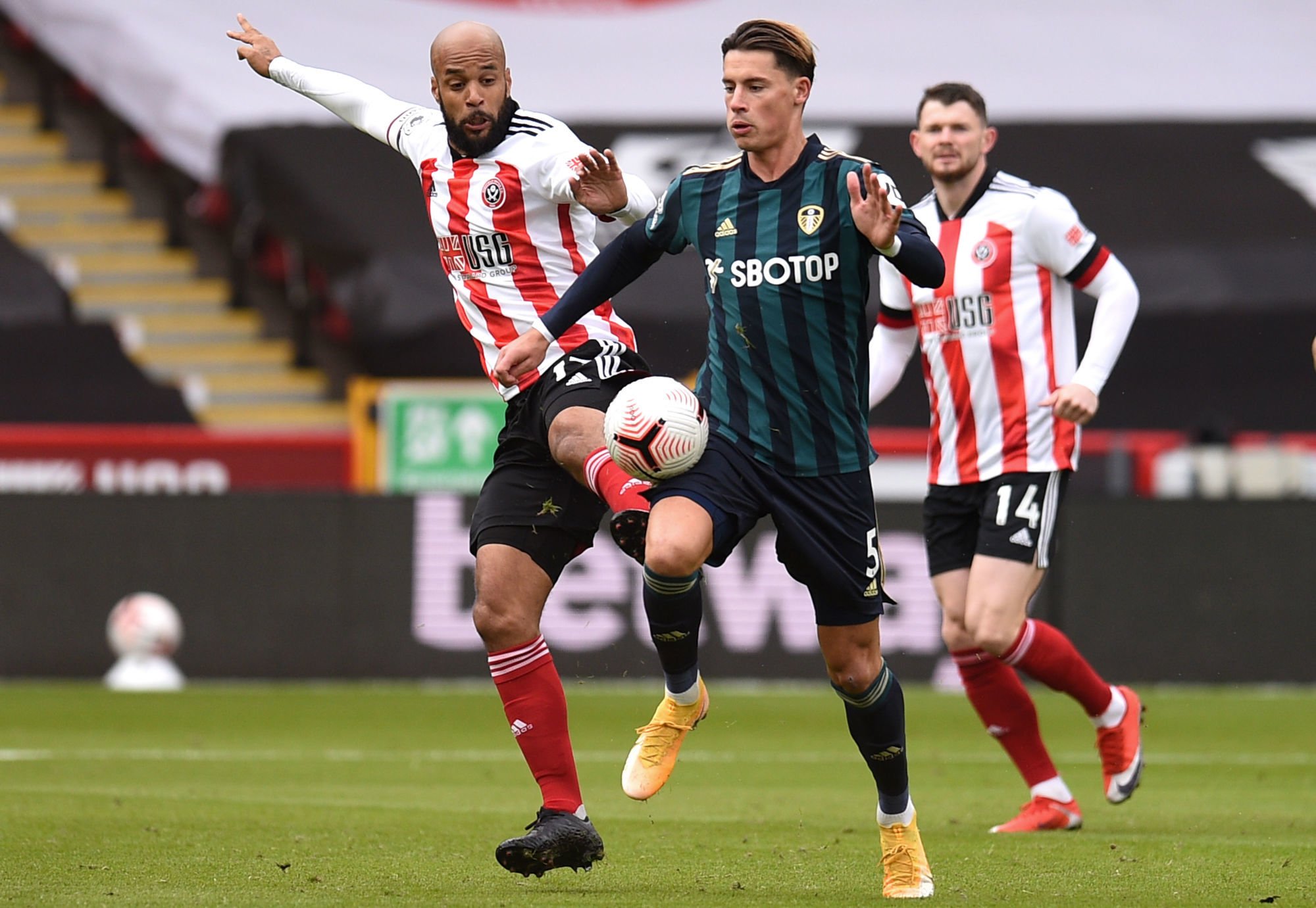 Sheffield United's David McGoldrick (left) and Leeds United's Robin Koch battle for the ball during the Premier League match at Bramall Lane, Sheffield. 
By Icon Sport - Hillsborough - Sheffield (Angleterre)