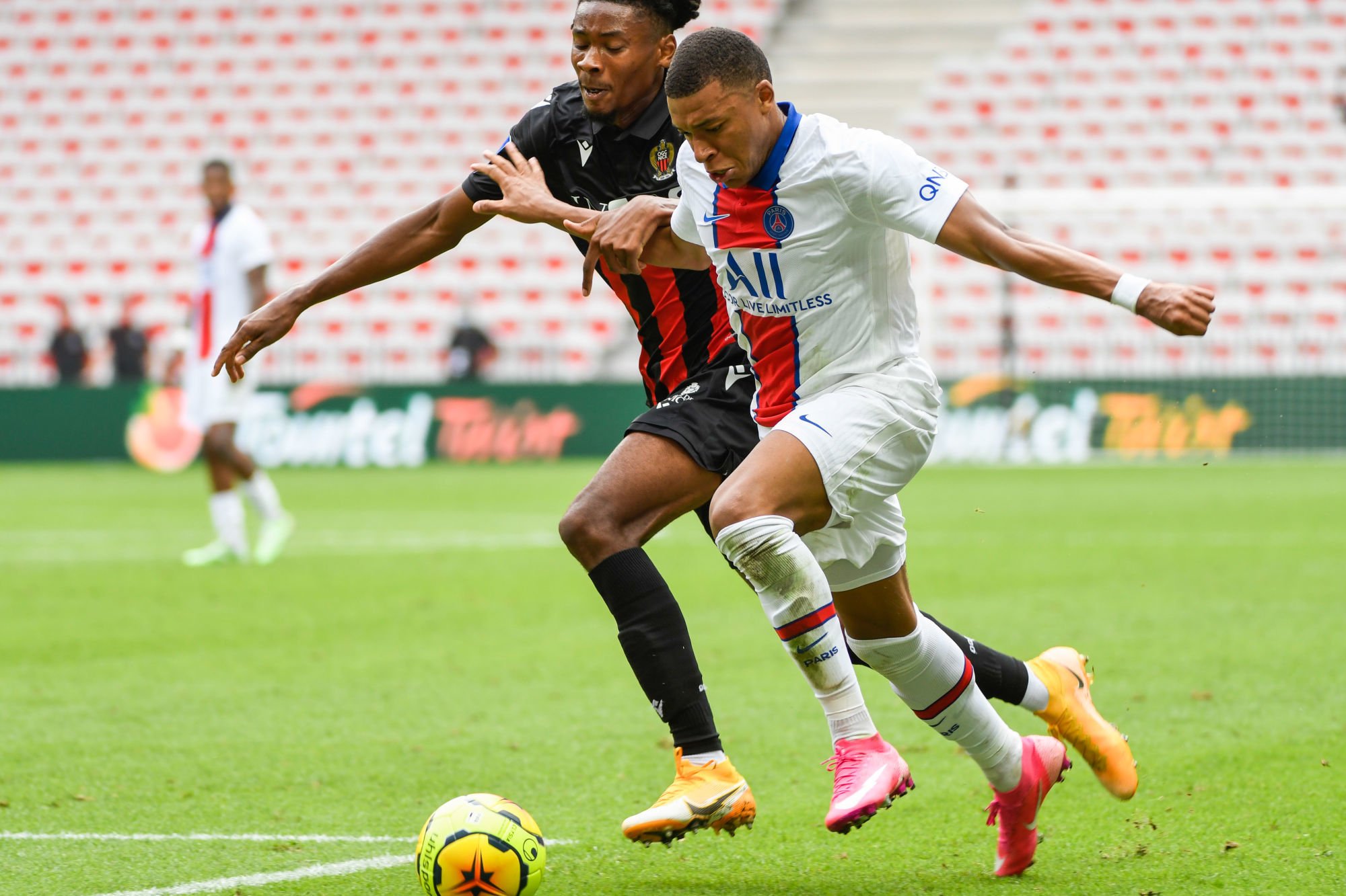 Kylian MBAPPE of PSG and Khephren THURAM of Nice during the Ligue 1 match between OGC Nice and Paris Saint-Germain at Allianz Riviera on September 20, 2020 in Nice, France. (Photo by Pascal Della Zuana/Icon Sport) - Allianz Riviera - Nice (France)