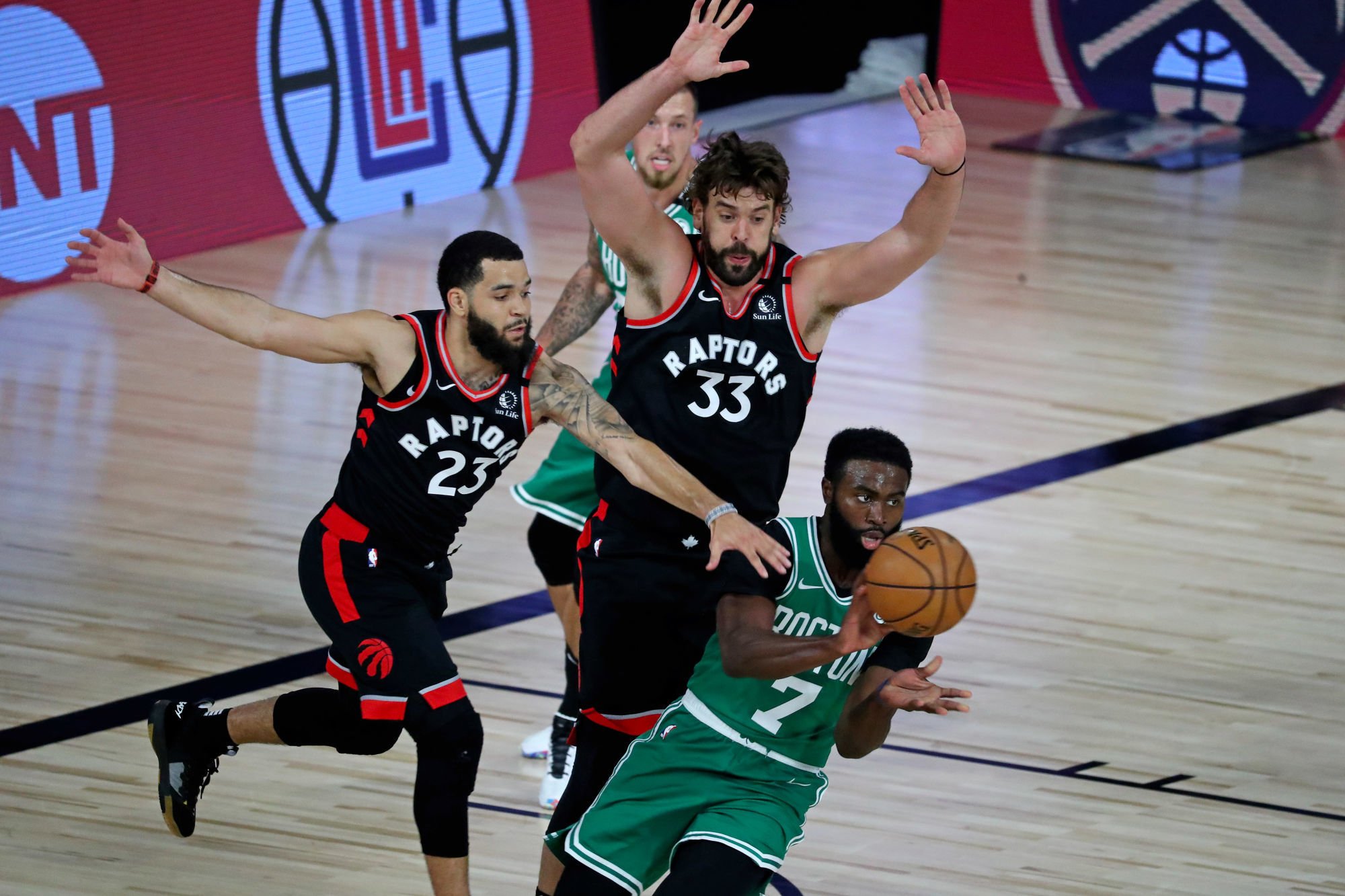 Sep 3, 2020; Lake Buena Vista, Florida, USA; Boston Celtics guard Jaylen Brown (7) passes the ball away from Toronto Raptors guard Fred VanVleet (23) and center Marc Gasol (33) during the first half in game three of the second round of the 2020 NBA Playoffs at ESPN Wide World of Sports Complex. Mandatory Credit: Kim Klement-USA TODAY Sports/Sipa USA 
By Icon Sport - ESPN Wide World Of Sports Complex - Lake Buena Vista (Etats Unis)