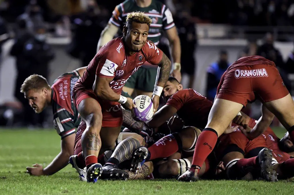 RC Toulon's Tongan scrumhalf Sonatane Takulua passes the ball during the European Challenge semi final match between RC Toulon and Leicester at the Mayol stadium in Toulon on September 26, 2020. (Photo by NICOLAS TUCAT / AFP)