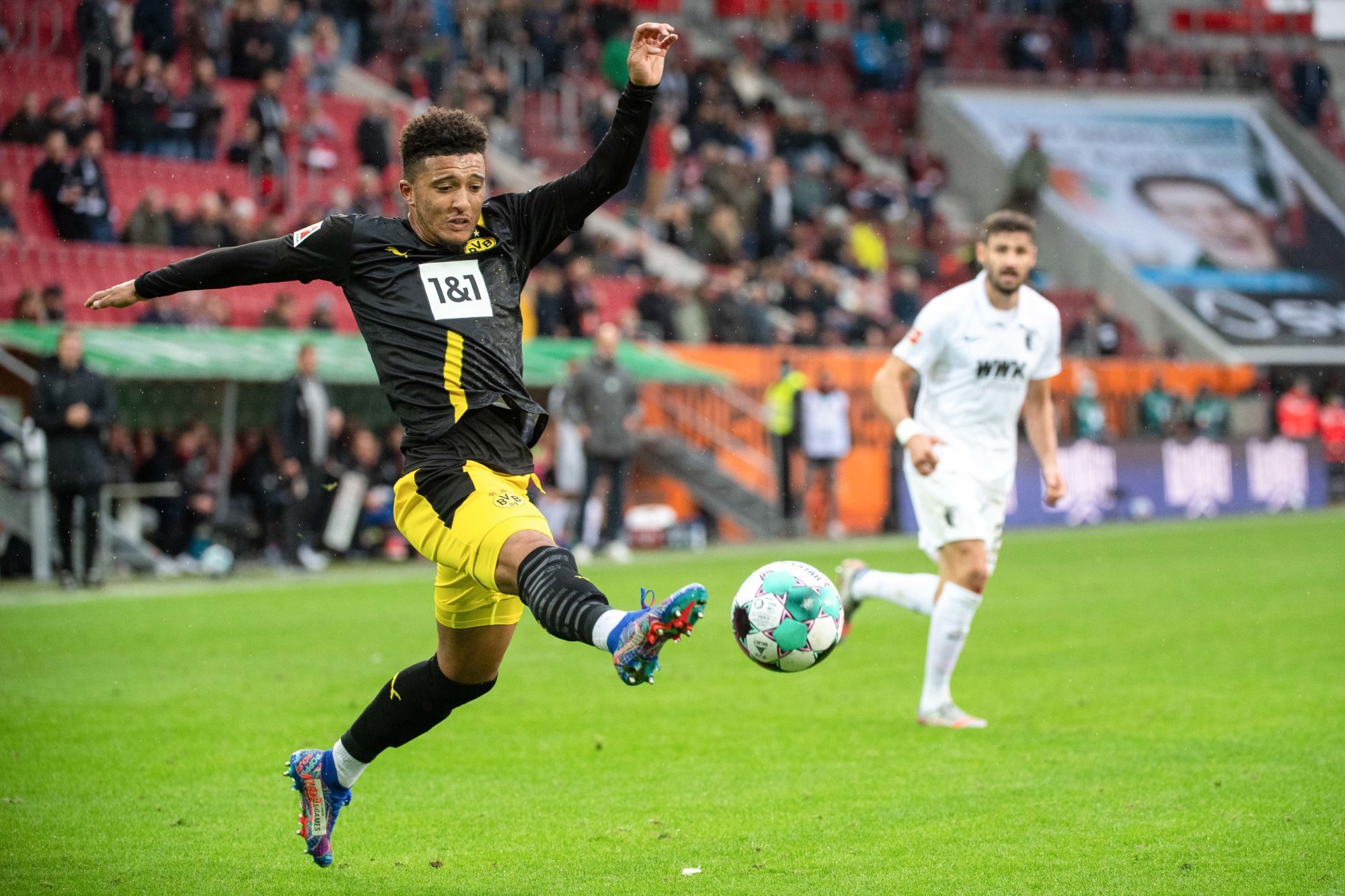 26 September 2020, Bavaria, Augsburg: Football: Bundesliga, FC Augsburg - Borussia Dortmund, 2nd matchday in the WWK-Arena. Jadon Sancho from Dortmund plays the ball. In the back, Daniel Caligiuri from Augsburg is running. Photo: Matthias Balk/dpa - IMPORTANT NOTE: In accordance with the regulations of the DFL Deutsche Fußball Liga and the DFB Deutscher Fußball-Bund, it is prohibited to exploit or have exploited in the stadium and/or from the game taken photographs in the form of sequence images and/or video-like photo series. 
By Icon Sport - WWK Arena - Augsbourg (Allemagne)