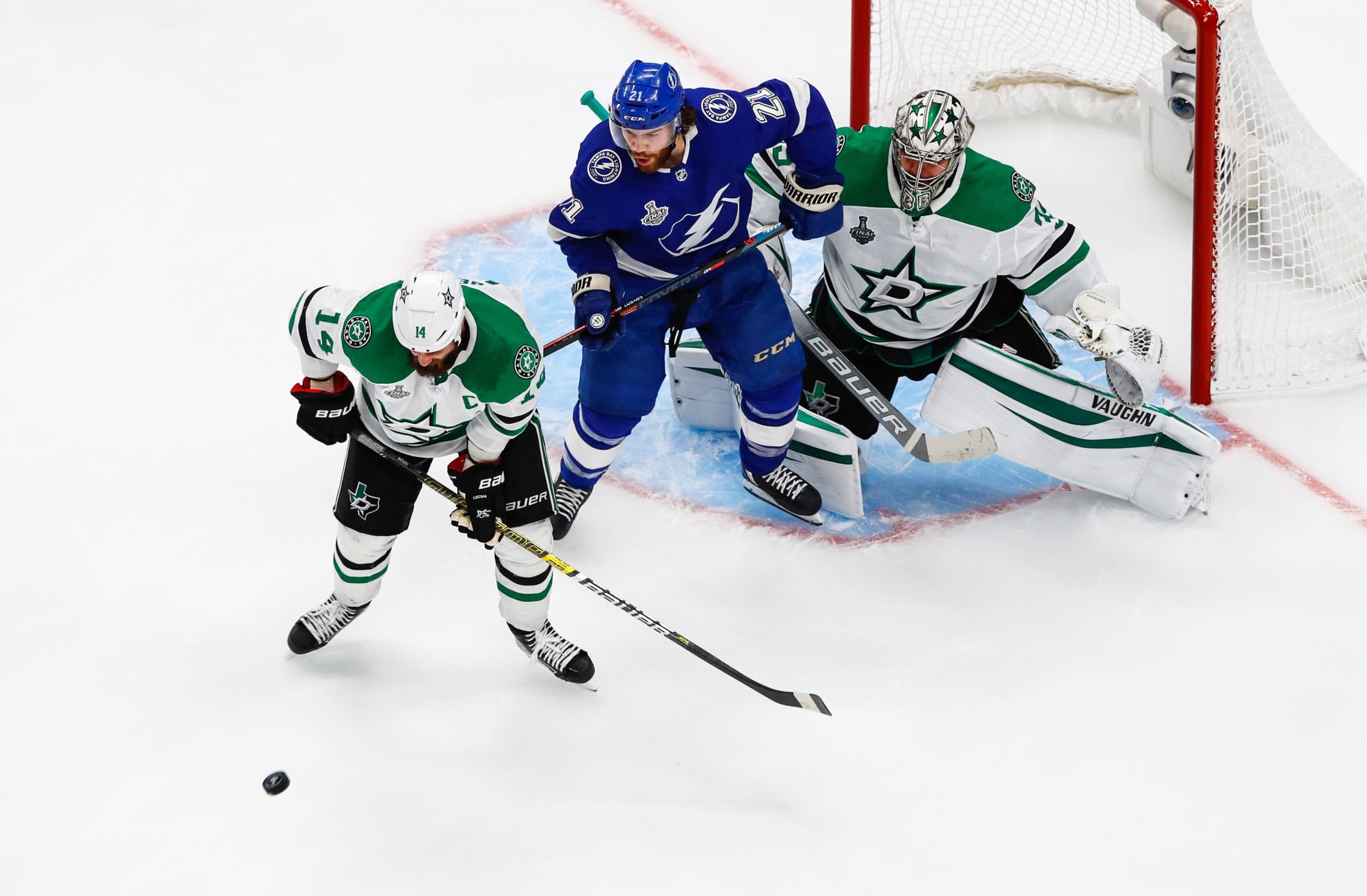 Sep 19, 2020; Edmonton, Alberta, Canada; Tampa Bay Lightning center Brayden Point (21) looks for the puck between Dallas Stars left wing Jamie Benn (14) and goaltender Anton Khudobin (35) during the second period in game one of the 2020 Stanley Cup Final at Rogers Place. Mandatory Credit: Perry Nelson-USA TODAY Sports 
Photo by Icon Sport - Rogers Place - Edmonton (Canada)