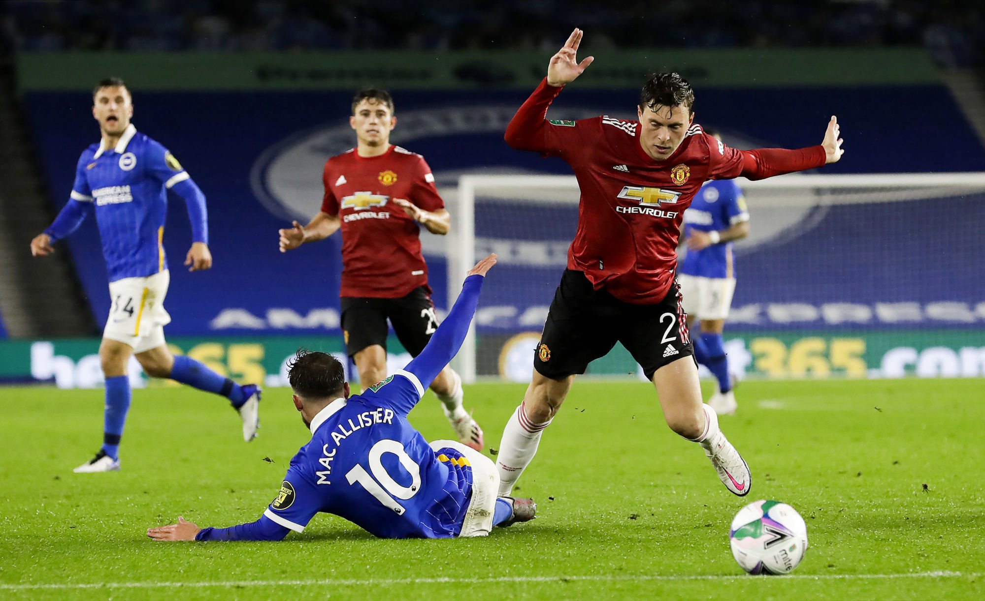 Brighton and Hove Albion's Alexis Mac Allister (left) and Manchester United's Victor Lindelof battle for the ball during the Carabao Cup fourth round match at the AMEX Stadium, Brighton. 
By Icon Sport - AMEX Stadium - Brighton (Angleterre)