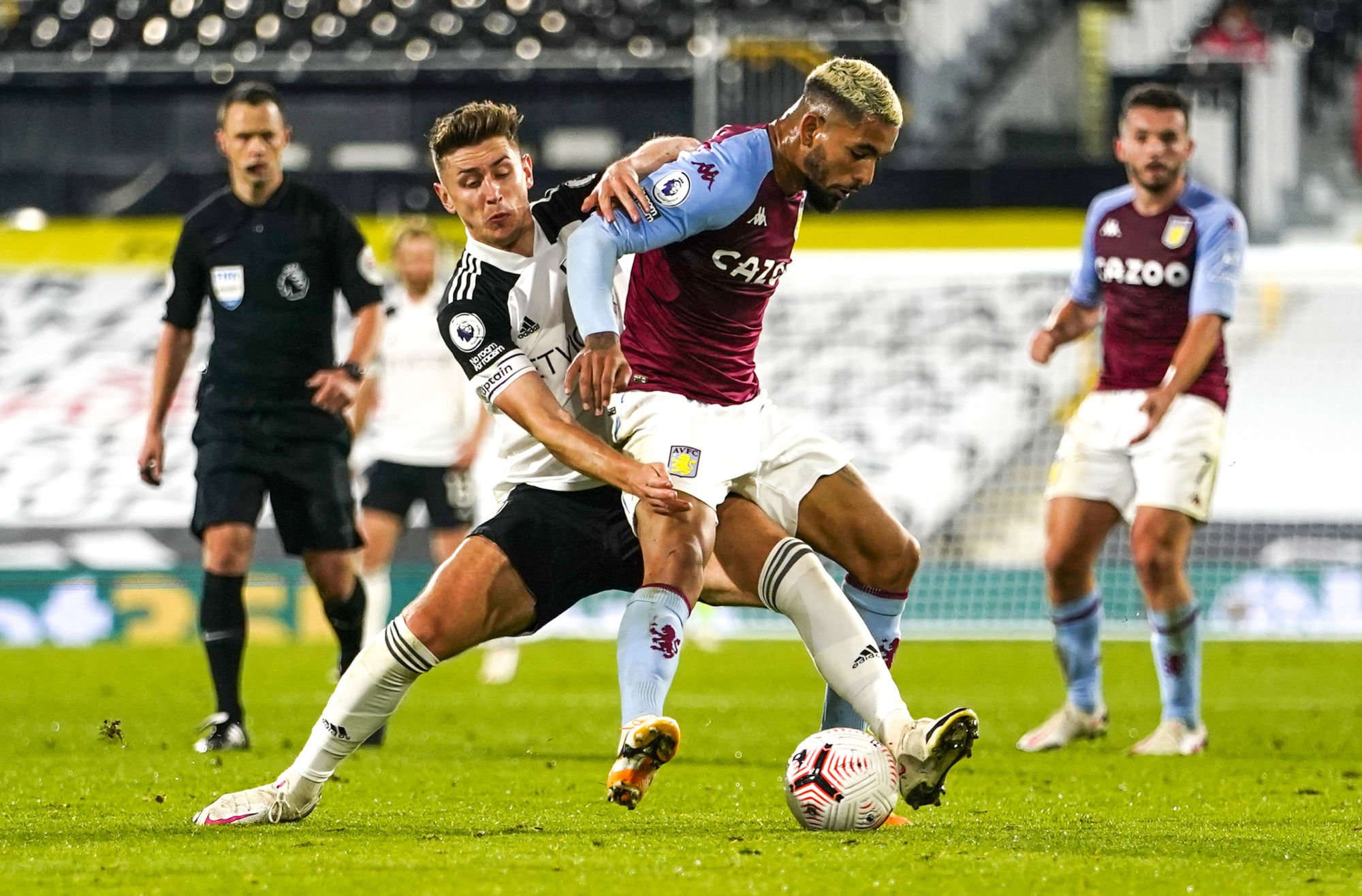 Fulham's Tom Cairney and Aston Villa's Douglas Luiz (right) battle for the ball during the Premier League match at Craven Cottage, London. 
Photo by Icon Sport - Craven Cottage - Londres (Angleterre)