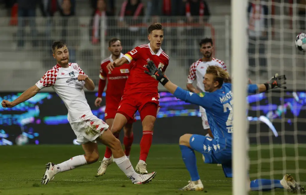 Union Berlin's German defender Nico Schlotterbeck (C) shoots the ball during the German first division Bundesliga football match 1 FC Union Berlin v 1 FSV Mainz 05 on October 2, 2020 in Berlin, Germany. (Photo by Odd ANDERSEN / AFP) / DFL REGULATIONS PROHIBIT ANY USE OF PHOTOGRAPHS AS IMAGE SEQUENCES AND/OR QUASI-VIDEO