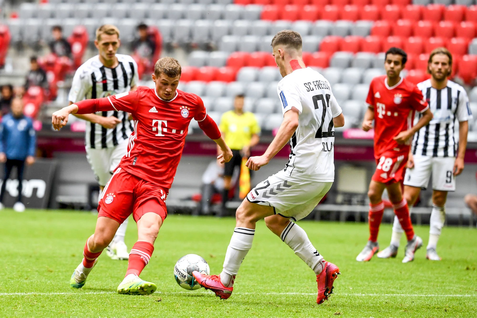 20 June 2020, Bavaria, Munich: Football: Bundesliga, FC Bayern Munich - SC Freiburg, 33rd matchday in the Allianz Arena. Munich's Mickael Cuisance (l) in action against Freiburg's Roland Sallai. IMPORTANT NOTE: In accordance with the regulations of the DFL Deutsche Fu?ball Liga and the DFB Deutscher Fu?ball-Bund, it is prohibited to use or have used in the stadium and/or photographs taken of the match in the form of sequence images and/or video-like photo series. Photo: Sven Hoppe/dpa-Pool/dpa 
Photo by Icon Sport - Roland SALLAI - Mickael CUISANCE - Allianz Arena - Munich (Allemagne)