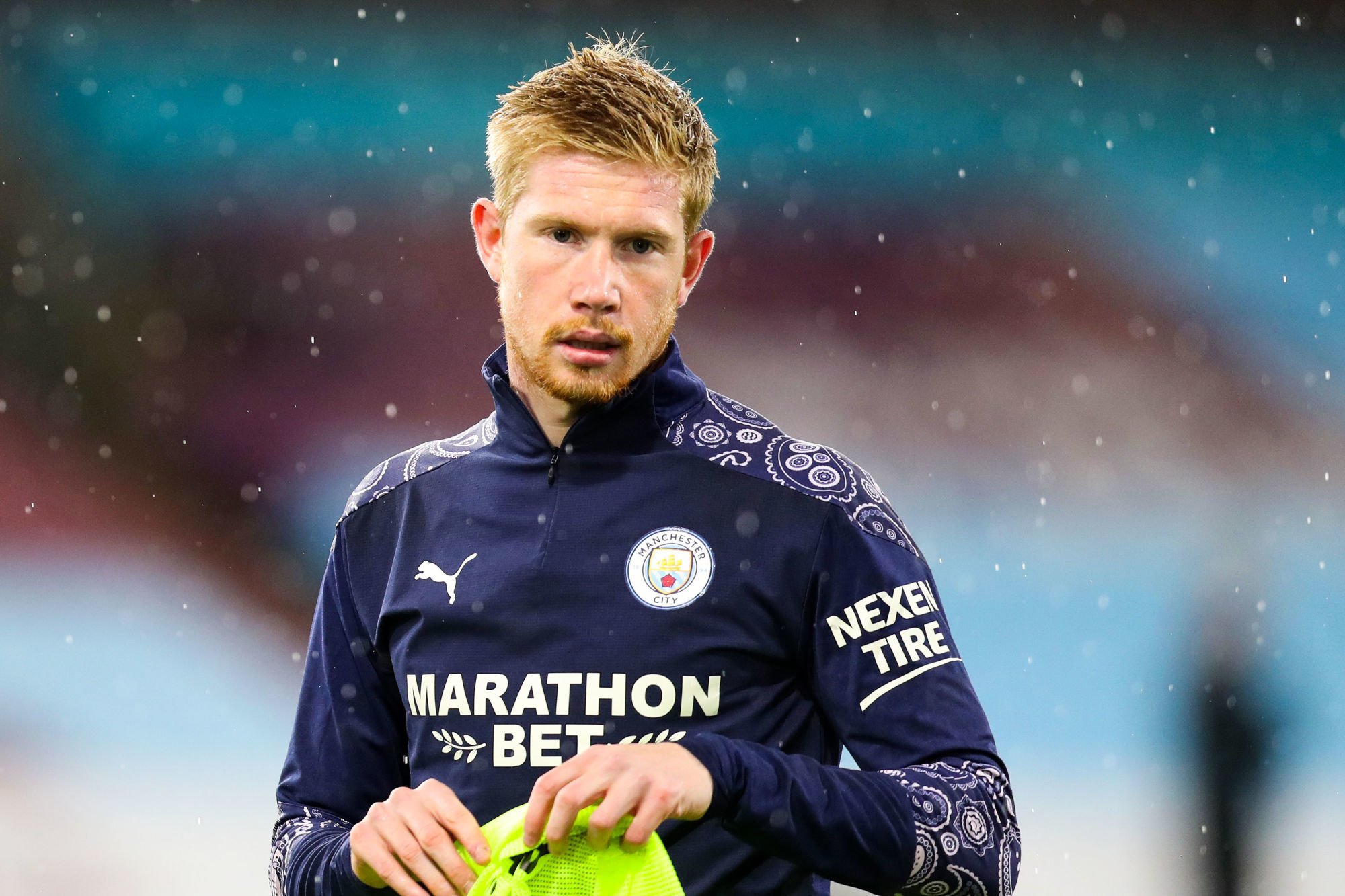 30th September 2020; Turf Moor, Burnley, Lancashire, England; English Football League Cup, Carabao Cup Football, Burnley versus Manchester City; Kevin De Bruyne of Manchester City puts on a bib during the pre match warm up 


Photo by Icon Sport - Turf Moor - Burnley (Angleterre)
