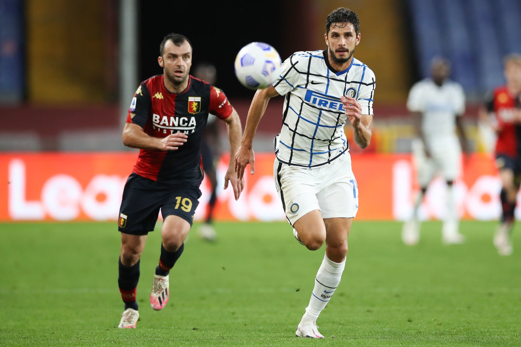 Andrea Ranocchia of Internazionale and /g19 race after the ball during the Serie A match at Luigi Ferraris, Genoa. Picture date: 24th October 2020. Picture credit should read: Jonathan Moscrop/Sportimage 
By Icon Sport - Stadio Comunale Luigi Ferraris - Genes (Italie)