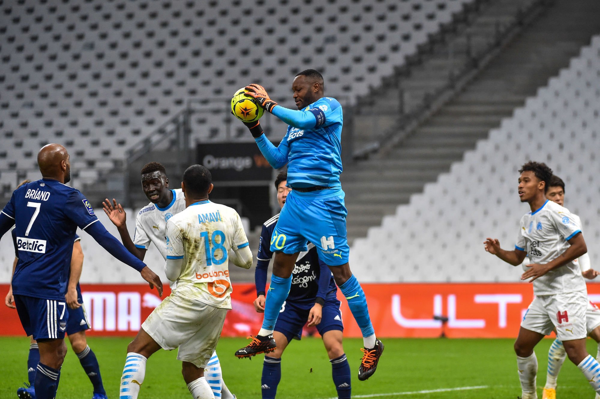 Steve MANDANDA of Marseille  during the Ligue 1 match between Olympique Marseille and Girondins Bordeaux at Stade Velodrome on October 17, 2020 in Marseille, France. (Photo by Alexandre Dimou/Icon Sport) - Steve MANDANDA - Orange Vélodrome - Marseille (France)