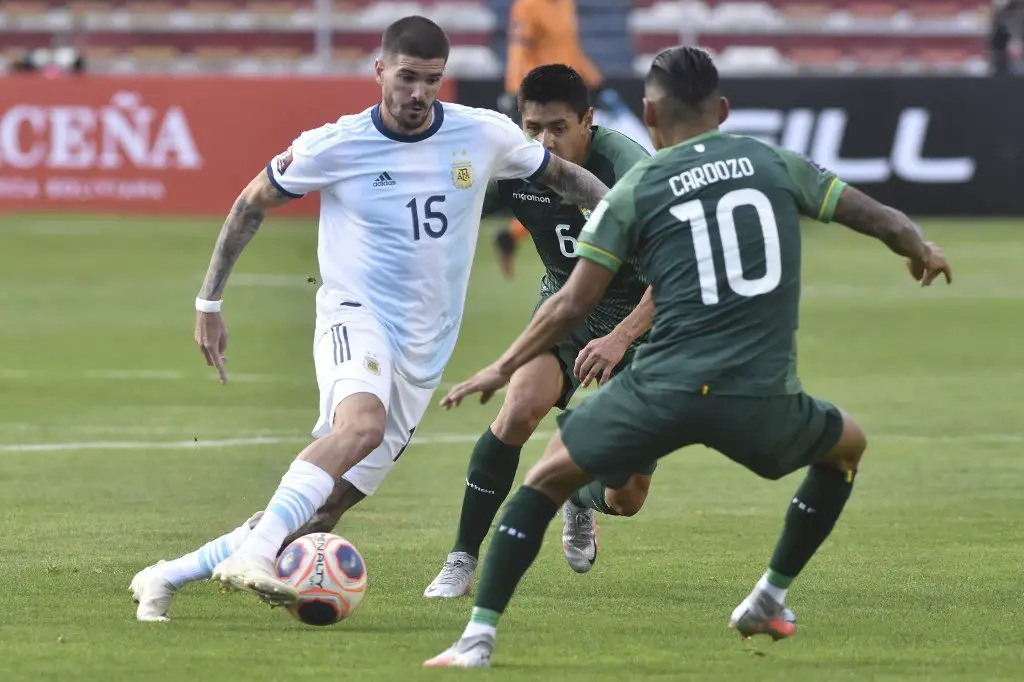 Argentina's Rodrigo De Paul (L) is marked by Bolivia's Diego Wayar (C) and Bolivia's Jhasmani Campos during their 2022 FIFA World Cup South American qualifier football match against Bolivia at the Hernando Siles Stadium in La Paz on October 13, 2020, amid the COVID-19 novel coronavirus pandemic. (Photo by Javier MAMANI / POOL / AFP)