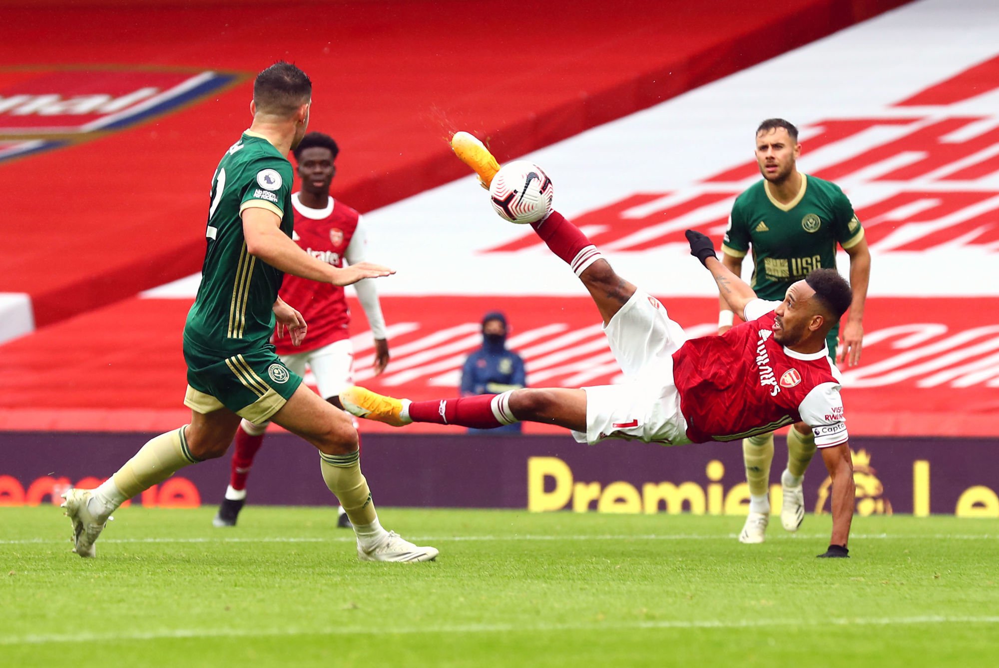 Arsenal's Pierre-Emerick Aubameyang (centre) attempts a shot on goal during the Premier League match at The Emirates Stadium, London. 
Photo by Icon Sport - Pierre-Emerick AUBAMEYANG - Emirates Stadium - Londres (Angleterre)