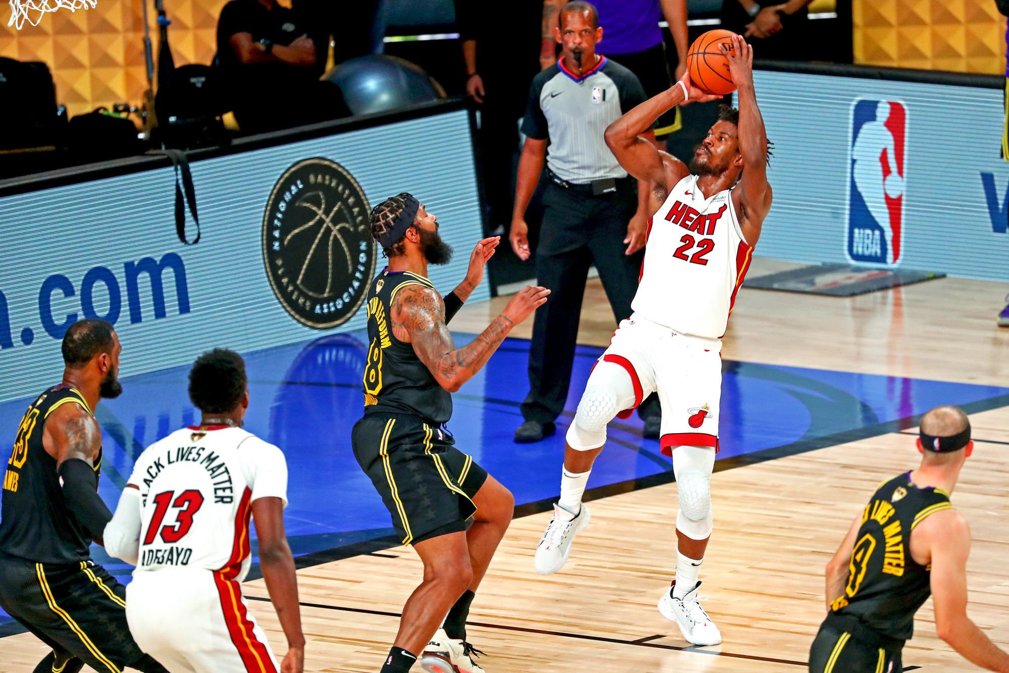 Oct 9, 2020; Lake Buena Vista, Florida, USA; Miami Heat forward Jimmy Butler (22) shoots the ball against Los Angeles Lakers forward Markieff Morris (88) during the fourth quarter in game five of the 2020 NBA Finals at AdventHealth Arena. Mandatory Credit: Kim Klement-USA TODAY Sports/Sipa USA 
Photo by Icon Sport - ESPN World Wide of Sports Complex - Orlando (Etats Unis)