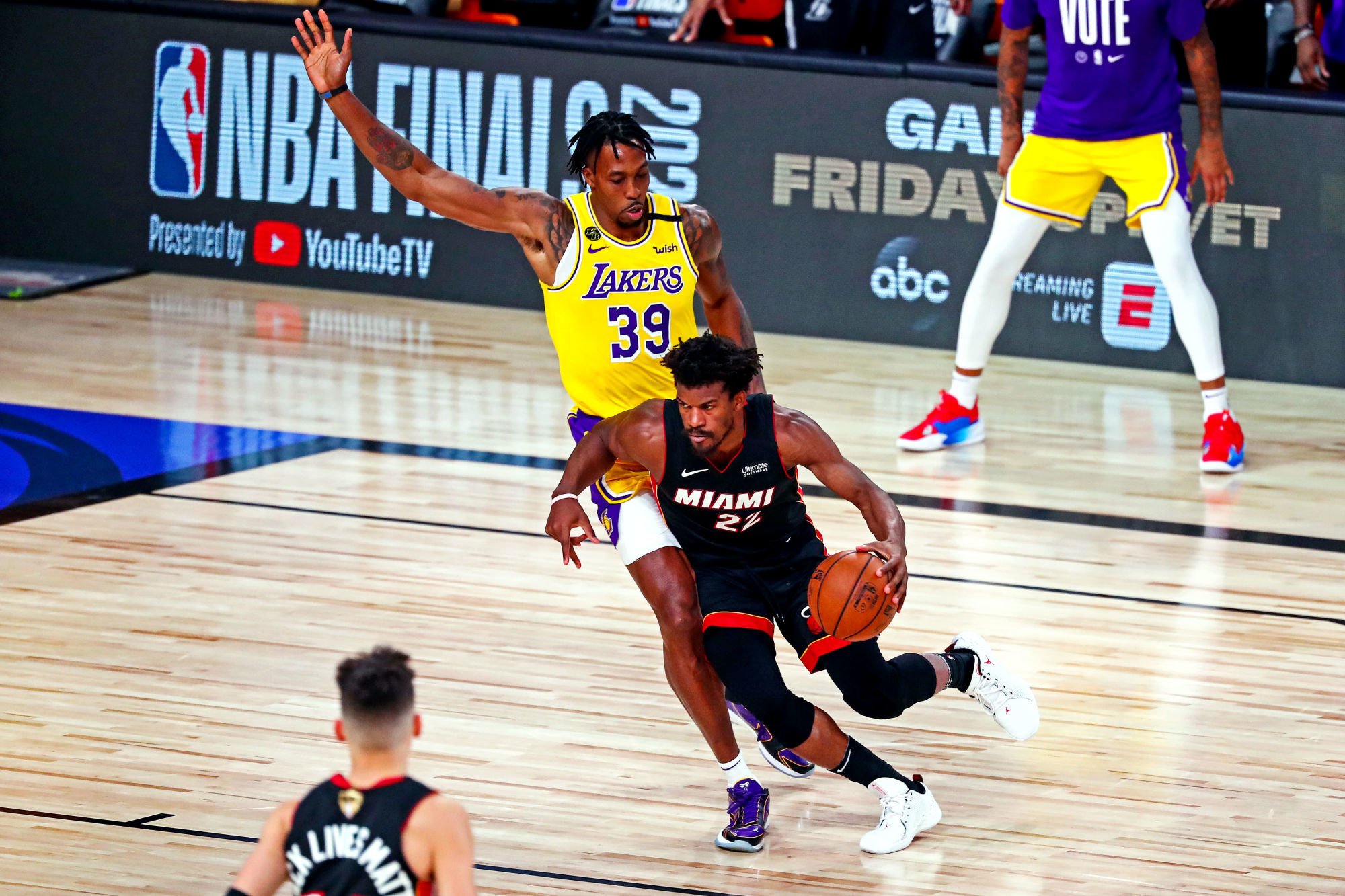 Sep 30, 2020; Orlando, Florida, USA; Miami Heat forward Jimmy Butler (22) drives to the basket against Los Angeles Lakers center Dwight Howard (39) during the third quarter in game one of the 2020 NBA Finals at AdventHealth Arena. Mandatory Credit: Kim Klement-USA TODAY Sports/Sipa USA 


Photo by Icon Sport - AdventHealth Arena - Orlando (Etats Unis)