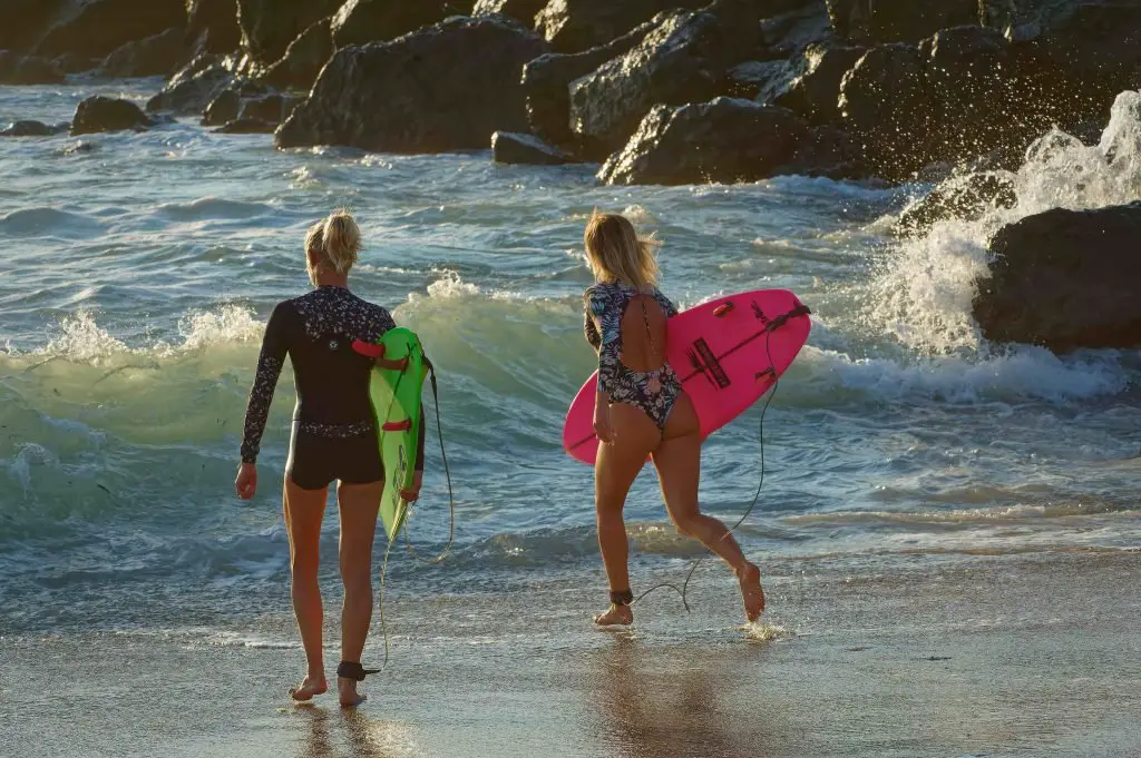 Emmanuelle donne à sa fille Uhaina des conseils en sa double qualité d’ancienne surfeuse pro... et de maman ! (Photo by Jean-Marc ALEXIA / jmagerie)