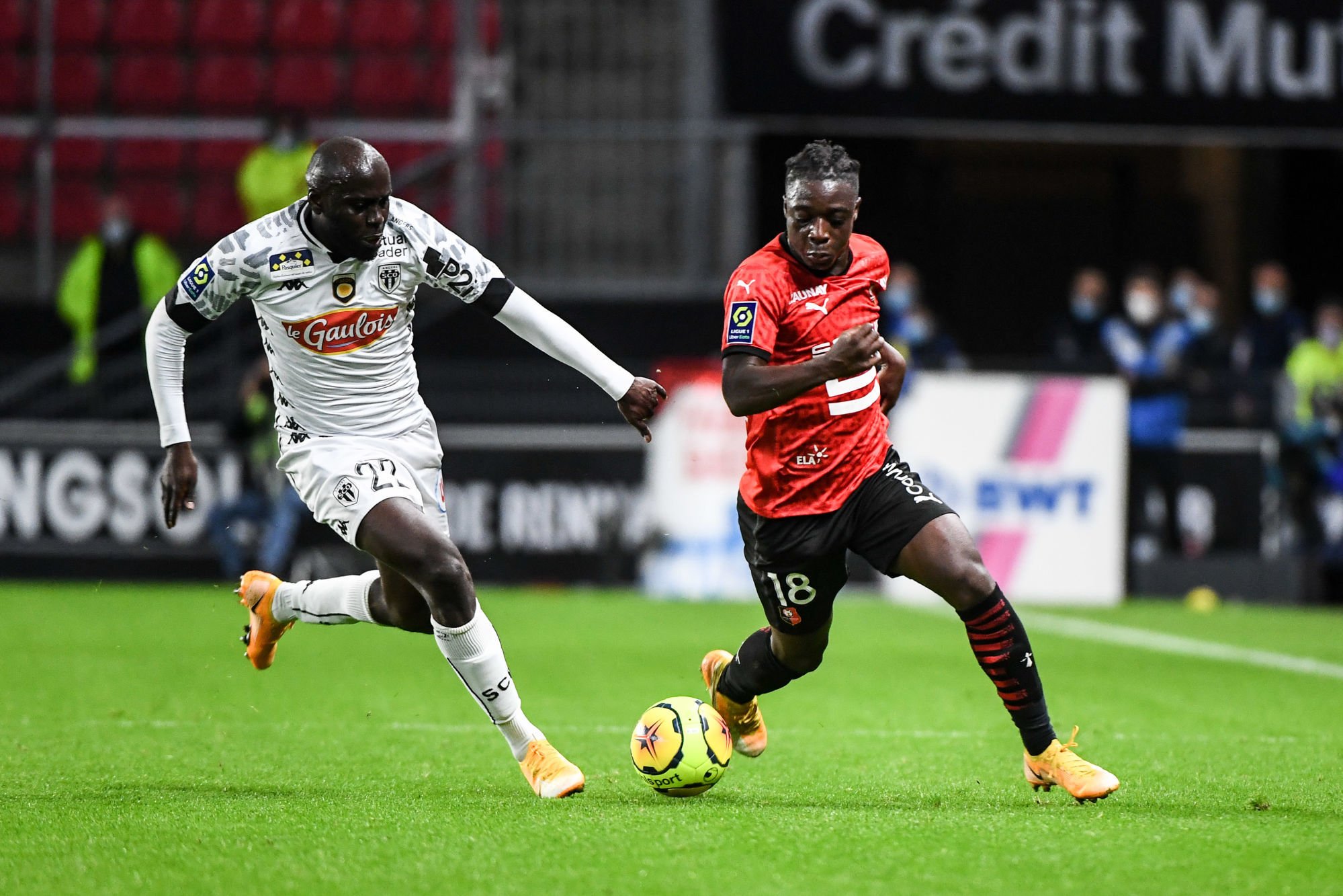 Sada THIOUB of Angers and Jeremy DOKU of Rennes during the Ligue 1 match between Stade Rennes and Angers SCO at Roazhon Park on October 23, 2020 in Rennes, France. (Photo by Anthony Dibon/Icon Sport) - Sada THIOUB - Jeremy DOKU - Roazhon Park - Rennes (France)
