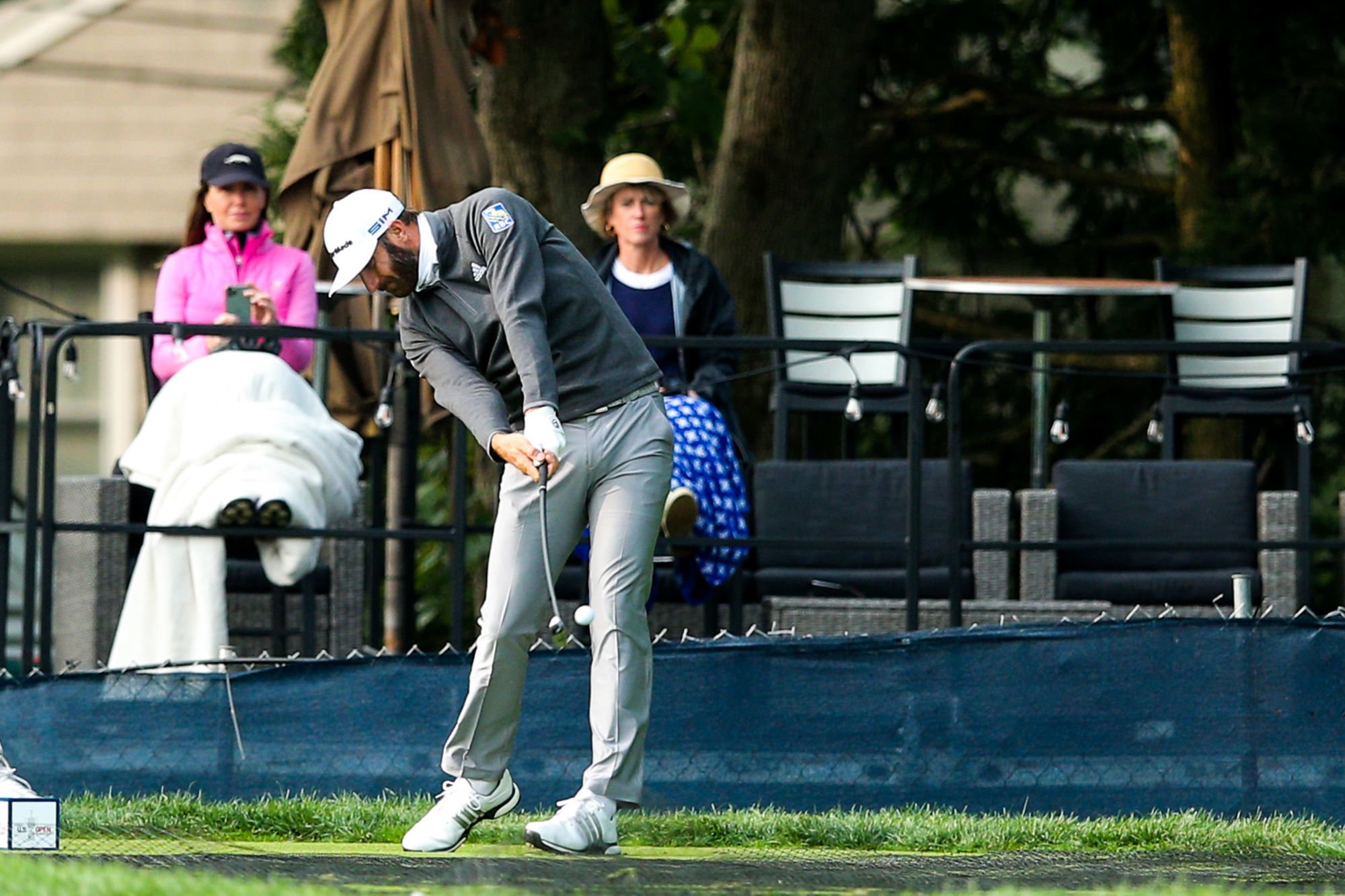 Sep 15, 2020; Mamaroneck, New York, USA; Two spectators watch from a property adjacent to the course as Dustin Johnson hits from the eleventh tee during a practice round for the 2020 U.S. Open golf tournament at Winged Foot Golf Club - West. Mandatory Credit: Brad Penner-USA TODAY Sports/Sipa USA 


Photo by Icon Sport - Dustin JOHNSON - New York (Etats Unis)