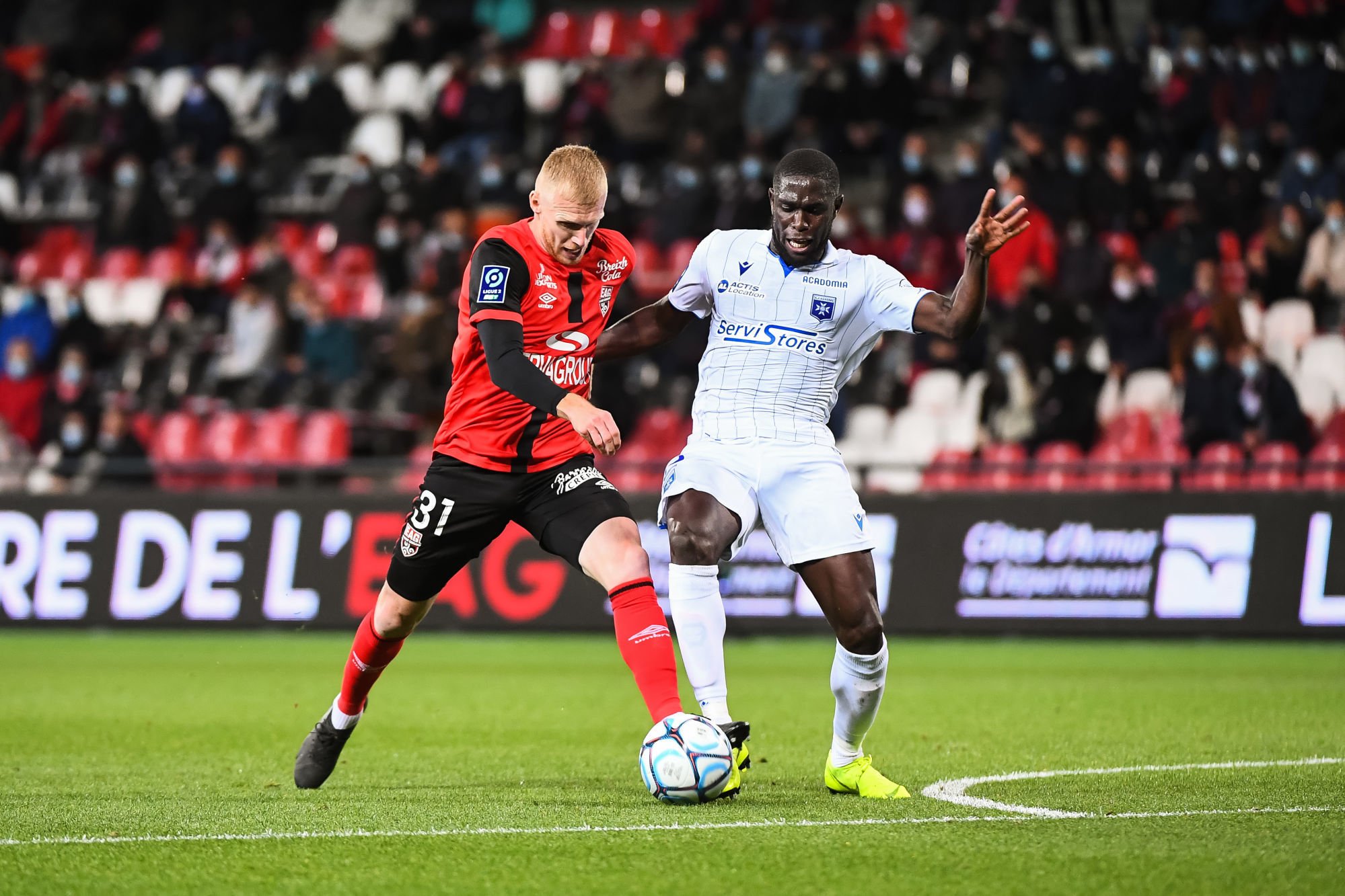Gaetan ROBAIL of Guingamp and Carlens ARCUS of Auxerre Gaetan ROBAIL of Guingamp and Carlens ARCUS of Auxerre during the French Ligue 2 BKT soccer match between Guingamp and Auxerre at Stade du Roudourou on October 19, 2020 in Guingamp, France. (Photo by Baptiste Fernandez/Icon Sport) - Stade de Roudourou - Guingamp (France)