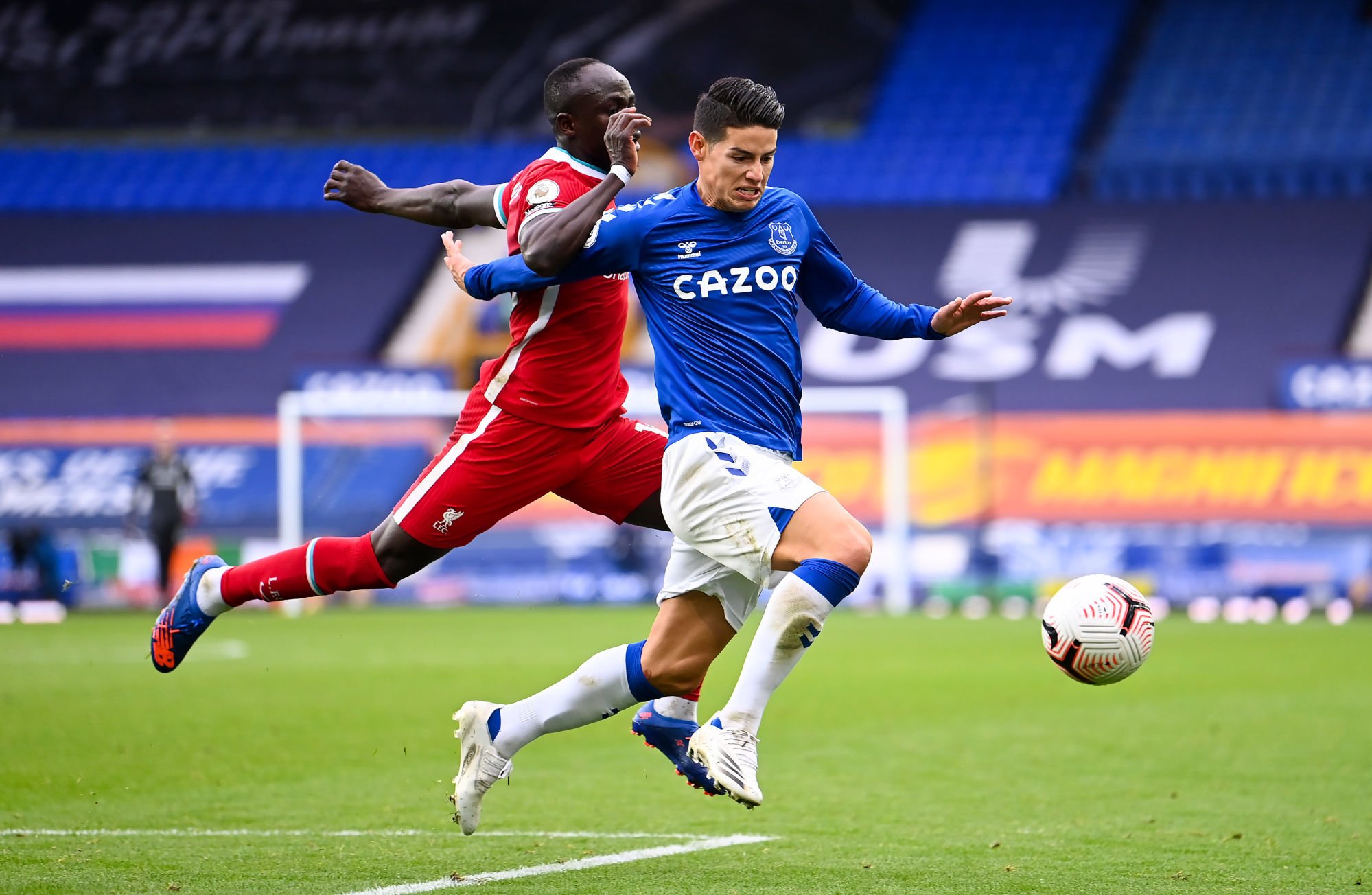 Liverpool's Sadio Mane (left) and Everton's James Rodriguez battle for the ball during the Premier League match at Goodison Park, Liverpool. 
By Icon Sport - Goodison Park  - Liverpool (Angleterre)
