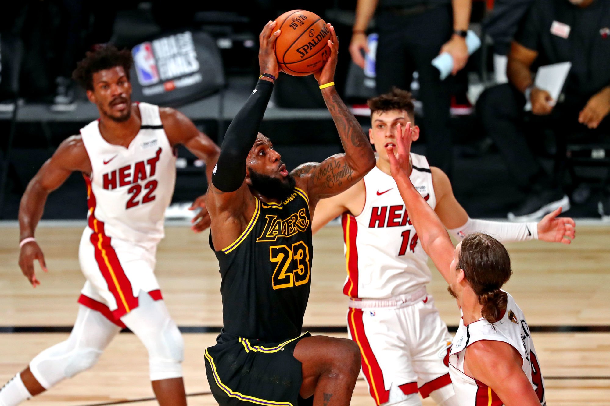 Oct 2, 2020; Orlando, Florida, USA;  Los Angeles Lakers forward LeBron James (23) drives to the basket against Miami Heat forward Kelly Olynyk (9) during the fourth quarter in game two of the 2020 NBA Finals at AdventHealth Arena. Mandatory Credit: Kim Klement-USA TODAY Sports/Sipa USA 
Photo by Icon Sport - ESPN World Wide of Sports Complex - Orlando (Etats Unis)