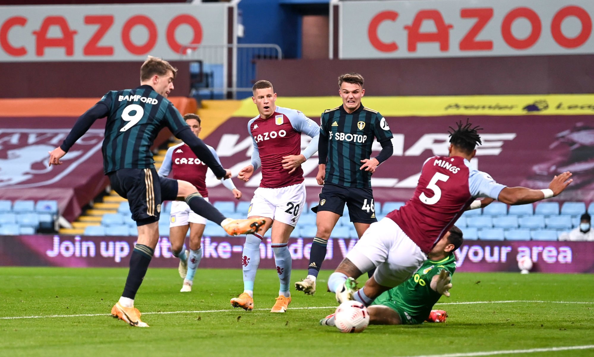 Leeds United's Patrick Bamford (left) scores his side's first goal of the game during the Premier League match at Villa Park, Birmingham. 
By Icon Sport - Villa Park - Birmingham (Angleterre)