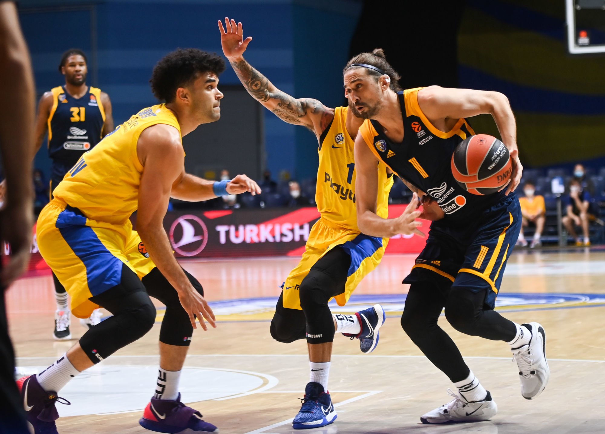 6366209 23.10.2020 From right, Khimki's Alexey Shved, Maccabi's Scottie Wilbekin and Elijah Bryant struggle for a ball during the Euroleague basketball match between Khimki and Maccabi Tel Aviv, in Mytishchi, outside Moscow, Russia. Grigory Sysoev / Sputnik 
By Icon Sport - Moscou (Russie)