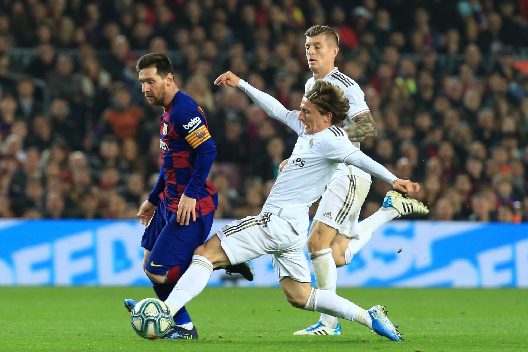 18th 2019; Camp Nou, Barcelona, Catalonia, Spain; La Liga, Barcelona versus Real Madrid; Grafitti near Camp Nou. Leo Messi of Barca is slide tackled by Luca Modric of Real 

Photo by Icon Sport - Lionel MESSI - Luka MODRIC - Camp Nou - Barcelone (Espagne)