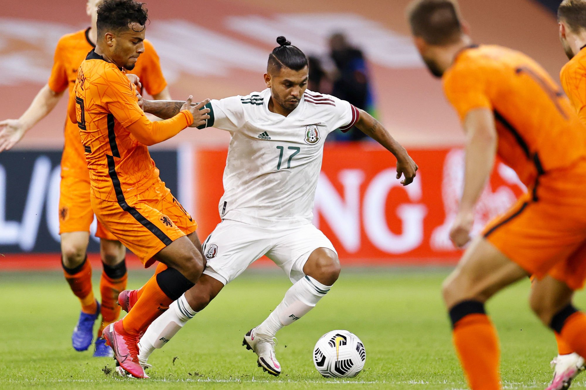 AMSTERDAM - (lr) Owen Wijndal of Holland, Jesus Manuel Corona of Mexico during the friendly match between the Netherlands and Mexico at the Johan Cruyff Arena on October 07, 2020 in Amsterdam, Netherlands. ANP MAURICE VAN STEEN 


Photo by Icon Sport - Johan Cruijff Arena - Amsterdam (Pays Bas)