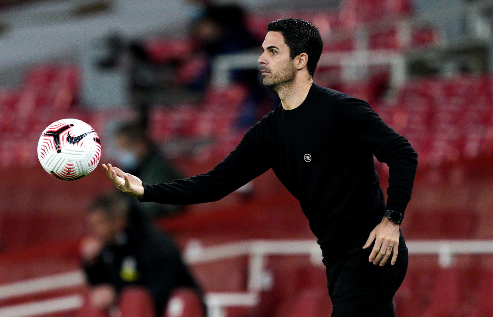 Arsenal manager Mikel Arteta throws the ball back into play during the Premier League match at the Emirates Stadium, London. 
By Icon Sport - Emirates Stadium - Londres (Angleterre)