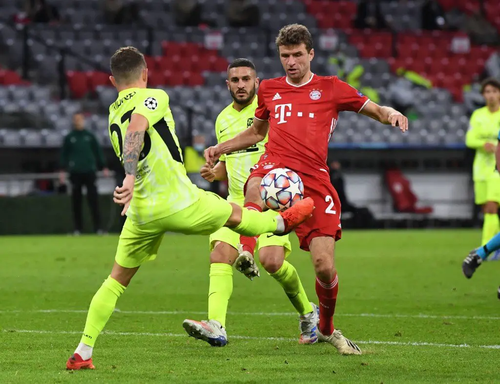 Atletico Madrid's English defender Kieran Trippier (L) and Bayern Munich's German forward Thomas Mueller vie for the ball during the UEFA Champions League Group A football match FC Bayern Munich v Atletico Madrid in Munich, southern Germany on October 21, 2020. (Photo by ANDREAS GEBERT / POOL / AFP)