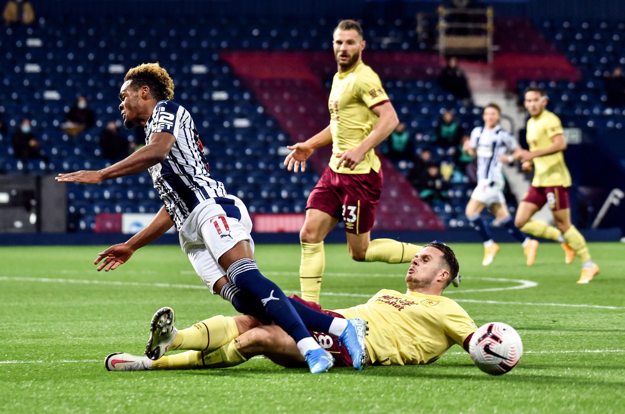 West Bromwich Albion's Grady Diangana is tackled by Burnleyís Kevin Long during the Premier League match at The Hawthorns, West Bromwich. 
Photo by Icon Sport - The Hawthorns - West Bromwich (Angleterre)