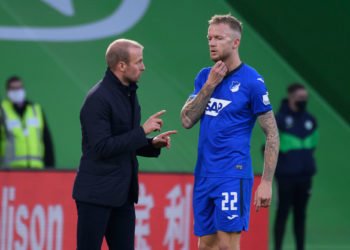 Hoffenheim - Le coach Sebastian Hoeness en discussion avec Kevin Vogt