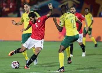 06 July 2019, Egypt, Cairo: Egypt's Marwan Mohsen (L) and South Africa's Buhle Mkhwanazi battle for the ball during the 2019 Africa Cup of Nations round of 16 soccer match between Egypt and South Africa at Cairo International Stadium. Photo : PictureAlliance / Icon Sport