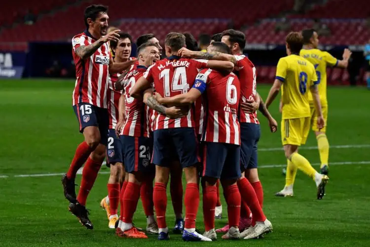 Atletico Madrid's players celebrate after scoring a goal during the Spanish League football match between Atletico Madrid and Cadiz at the Wanda Metropolitan stadium in Madrid on November 7, 2020. (Photo by PIERRE-PHILIPPE MARCOU / AFP)