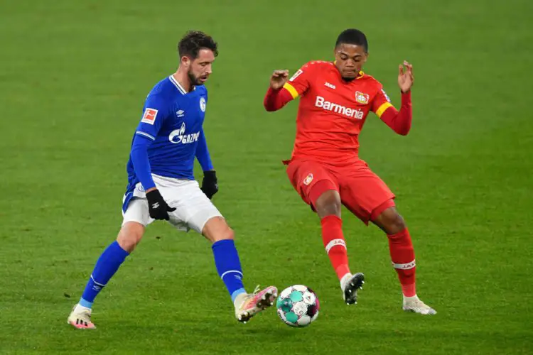 Mark UTH (Schalke 04) face à Leon Patrick BAILEY (Leverkusen)