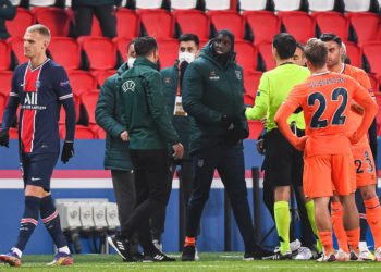 The fourth referee Sebastien COLTESCU argues with Demba BA of Istanbul Basaksehir during the UEFA Champions League match between Paris Saint Germain and Istanbul Basaksehir at Parc des Princes on December 8, 2020 in Paris, France. (Photo by Baptiste Fernandez/Icon Sport) - Ovidiu HATEGAN - Demba BA - Sebastian COLTESCU - Parc des Princes - Paris (France)