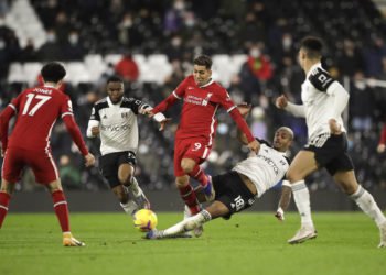 Liverpool's Roberto Firmino (9) is challenged by Fulham's Mario Lemina (18) during the Premier League match at Craven Cottage, London. 
By Icon Sport - Craven Cottage - Londres (Angleterre)