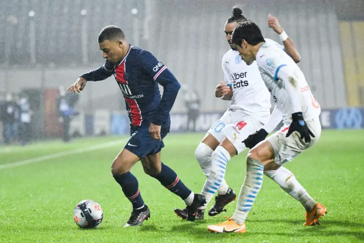 Dimitri PAYET of Marseille, Kylian MBAPPE of PSG and Hiroki SAKAI of Marseille during the Champions Trophy match between Paris Saint Germain and Marseille at Stade Bollaert-Delelis on January 13, 2021 in Lens, France. (Photo by Anthony Dibon/Icon Sport) - Kylian MBAPPE - Dimitri PAYET - Hiroki SAKAI - Stade Bollaert-Delelis - Lens (France)
