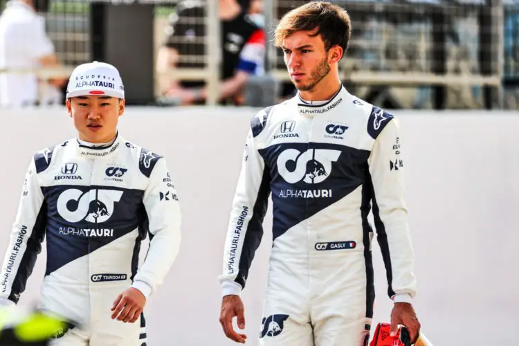 (L to R): Yuki Tsunoda (JPN) AlphaTauri and Pierre Gasly (FRA) AlphaTauri.
12.03.2021. Formula 1 Testing, Sakhir, Bahrain, Day One.
- www.xpbimages.com, EMail: requests@xpbimages.com © Copyright: Batchelor / XPB Images 
Photo by Icon Sport -  (Bahrein)