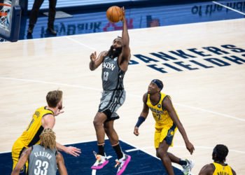 Mar 17, 2021; Indianapolis, Indiana, USA; Brooklyn Nets guard James Harden (13) shoots the ball in the fourth quarter against the Indiana Pacers at Bankers Life Fieldhouse. Mandatory Credit: Trevor Ruszkowski-USA TODAY Sports/Sipa USA 
By Icon Sport - James HARDEN - Bankers Life Fieldhouse - Indianapolis  (Etats Unis)