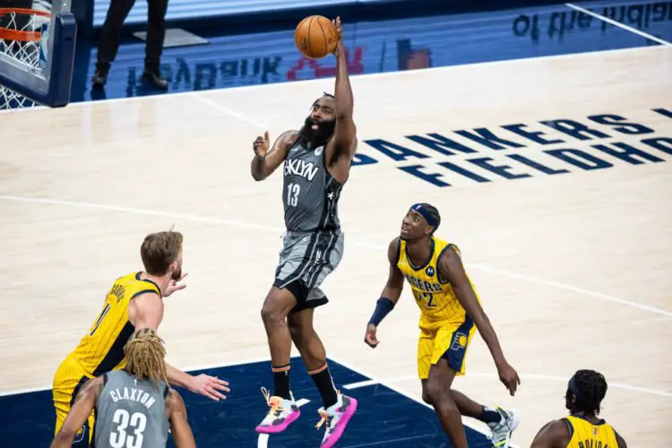 Mar 17, 2021; Indianapolis, Indiana, USA; Brooklyn Nets guard James Harden (13) shoots the ball in the fourth quarter against the Indiana Pacers at Bankers Life Fieldhouse. Mandatory Credit: Trevor Ruszkowski-USA TODAY Sports/Sipa USA 
By Icon Sport - James HARDEN - Bankers Life Fieldhouse - Indianapolis  (Etats Unis)