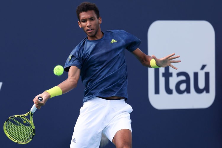 Mar 28, 2021; Miami, Florida, USA; Felix Auger-Aliassime of Canada hits a forehand against John Isner of the United States (not pictured) in the third round in the Miami Open at Hard Rock Stadium. Mandatory Credit: Geoff Burke-USA TODAY Sports/Sipa USA 
By Icon Sport - Felix AUGER-ALIASSIME - Miami (Etats Unis)