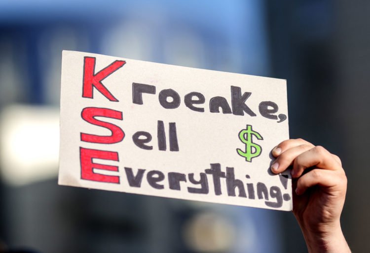 Fans protest against Arsenal owner Stan Kroenke before the Premier League match at the Emirates Stadium, London Picture date: Friday April 23, 2021. 
Photo by Icon Sport - --- - Emirates Stadium - Londres (Angleterre)