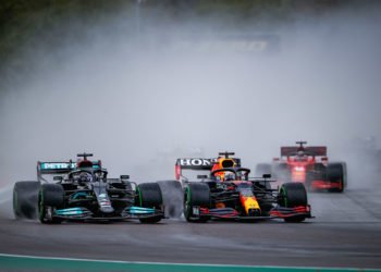Lewis Hamilton (GBR, Mercedes-AMG Petronas F1 Team) et Max Verstappen (NED, Red Bull Racing) (Photo by HOCH ZWEI / Icon Sport)