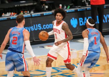 Mar 31, 2021; Brooklyn, New York, USA; Houston Rockets shooting guard Kevin Porter Jr. (3) dribbles the ball while defended by Brooklyn Nets power forward Blake Griffin (2) and small forward Bruce Brown (1) during the fourth quarter at Barclays Center. Mandatory Credit: Brad Penner-USA TODAY Sports/Sipa USA 
Photo by Icon Sport - Bruce BROWN - Blake GRIFFIN - Kevin PORTER JR. - Barclays Center - Brooklyn (Etats Unis)